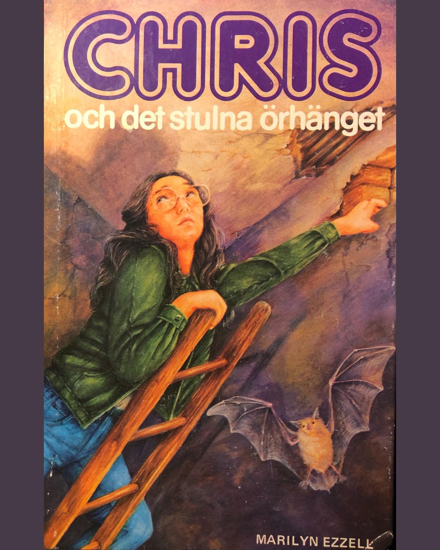 Am currently reading the first book in the #susansand series. Oddly she’s called Chris in the Swedish version. 🤔
Out of the eight books in the series only the first three got translated to Swedish. 
The books were written between 1982-1984 and Susan/Chris was introduced as a modern Nancy Drew. Having almost finished the first book I’m not sure what that modern thing is supposed to be. Is it her glasses? 🤓. Otherwise she’s like most of the other teen sleuths and there’s no harm in that. 😃
Please note the cute bat too 🦇 
#bwahlströmsungdomsböcker #flickböcker #chrisochdetstulnaörhänget #susansandmysterystories #marilynezzell